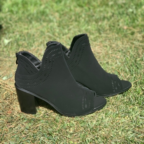 Laser Detailed Chunky Heel Peep Toe Booties - Picture 4 of 8